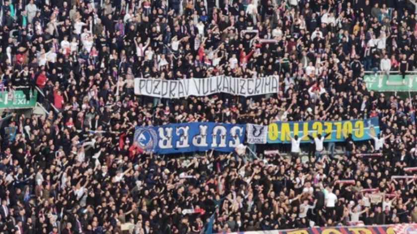 Adeptos croatas exibem tarjas roubadas no Museu do FC Porto