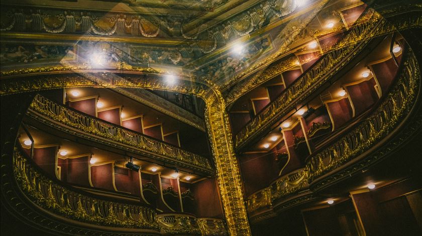 Os rostos e os bastidores do teatro ganham vida em exposição de fotografia
