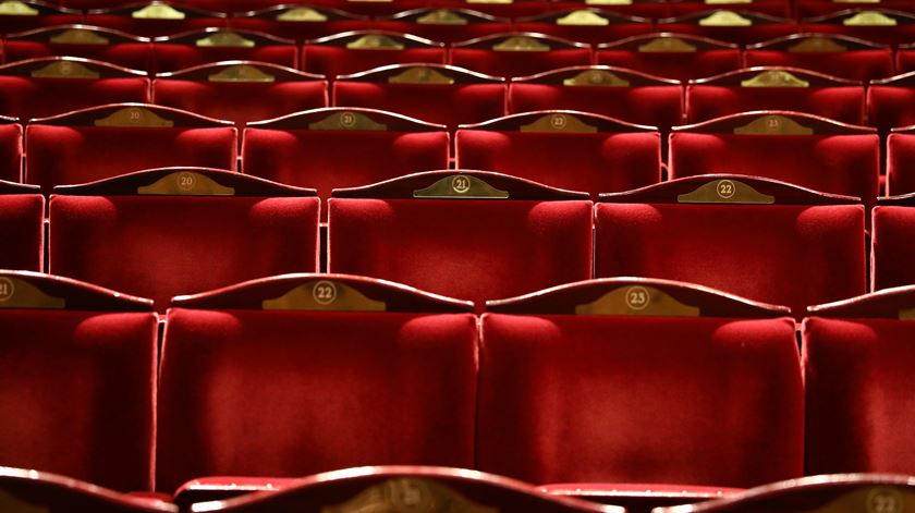 A sala de espetáculo está vazia, mas a de casa pode encher. Foto: EPA