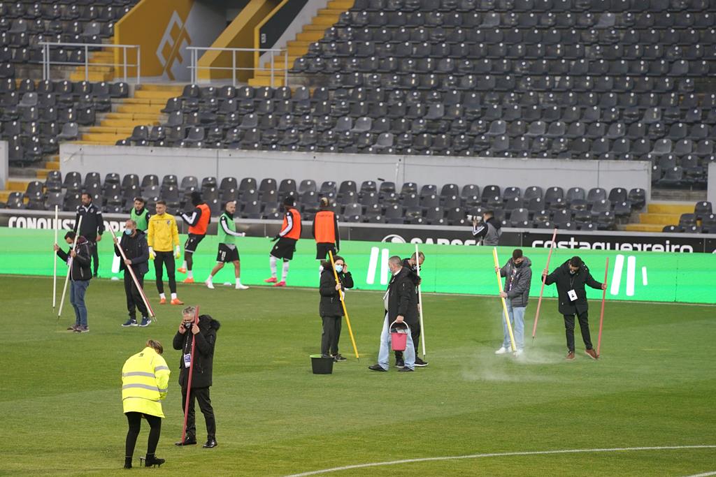 Apesar da intervenção feita no relvado, o gelo não derreteu e o V. Guimarães-Farense voltou a ser adiado Foto: Hugo Delgado/Lusa Apesar da intervenção feita no relvado, o gelo não derreteu e o V. Guimarães-Farense voltou a ser adiado Foto: Hugo Delgado/Lusa