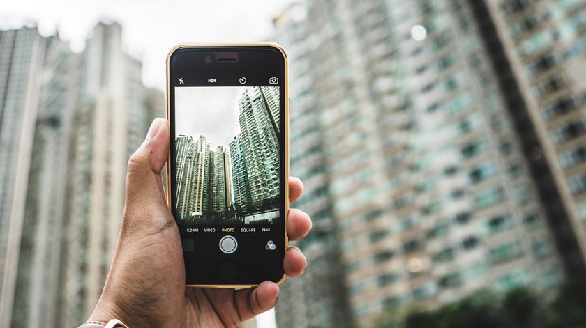 telemóvel, smartphone, cidade Foto: Redd Angelo/Unsplash