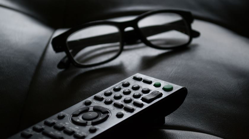 Em causa está uma iniciativa dos operadores de televisão paga de passarem a inserir publicidade nas gravações automáticas. Foto: Steve Johnson/Unsplash