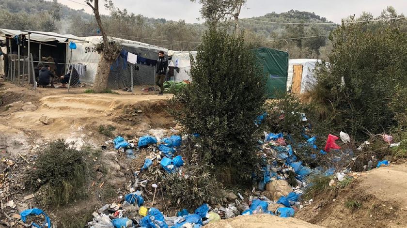 Tendas rodeadas de lixo em Moria. Foto: Fenix Humanitarian Legal Aid