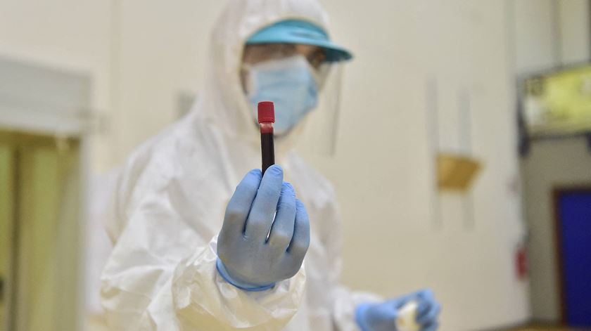 As autoridades sanitárias da Suíça colocaram 300 pessoas em quarentena devido a um surto do novo coronavírus num clube noturno de Zurique. Foto: Duilio Piaggesi Abaca Pictures Reuters