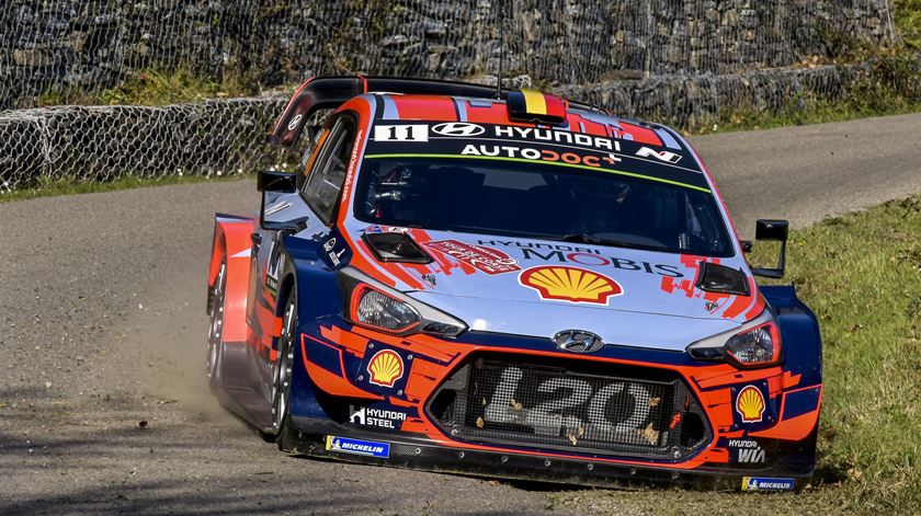 Thierry Neuville no rali da Córsega. Foto: EPA/STR