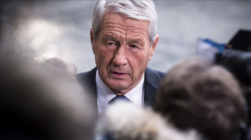 Antigo primeiro-ministro da Noruega acusado de corrupção por ligações a Epstein