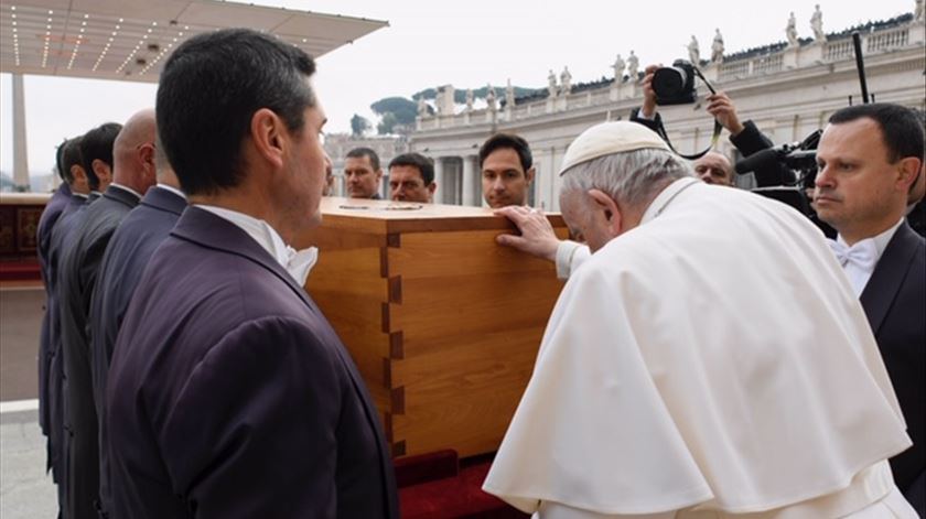 Papa Francisco deseja que Bento XVI encontre "alegria perfeita junto de Deus"
