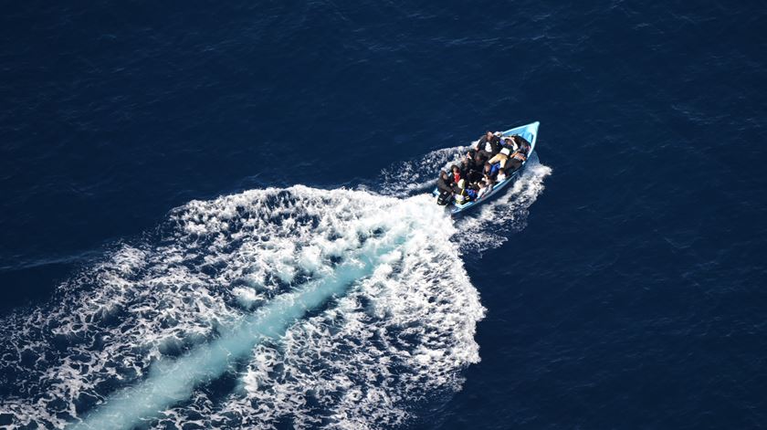 Grécia resgata 26 sobreviventes de bote em que morreram 22 migrantes