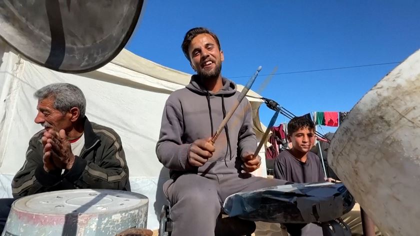 "Liberto a minha energia negativa". Músico entretém crianças em Gaza com bateria caseira