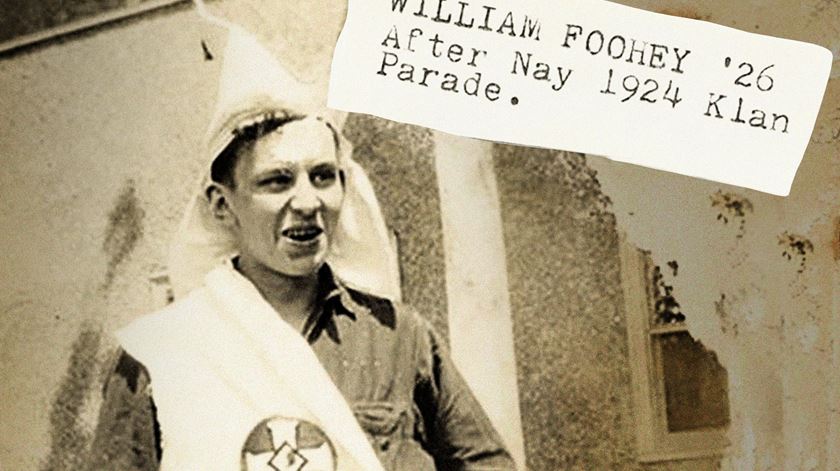 William Foohey, estudante católico, com uma túnica e capuz roubados a um elemento do Ku Klux Klan. Foto: University of Notre Dame Archives