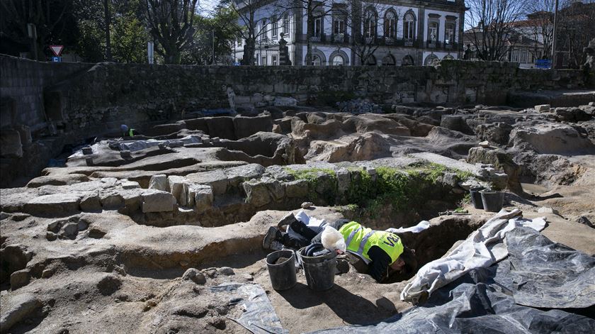 Desenterrando o cemitério da cólera. Centenas de campas são testemunha da história do Porto