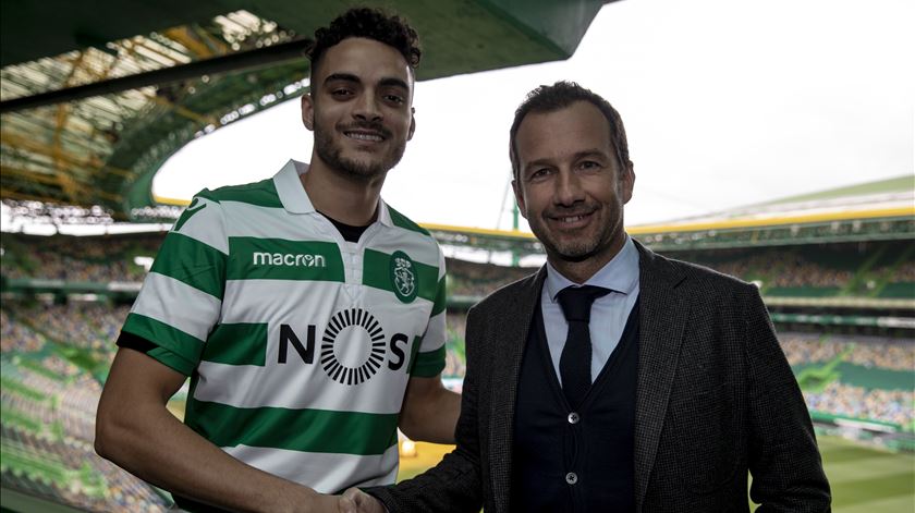 Tiago Ilori com Frederico Varandas. Foto: Sporting CP