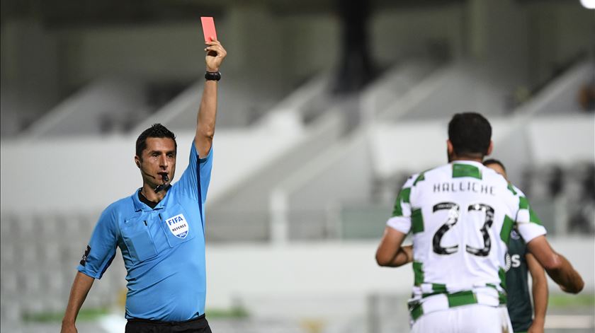 Tiago Martins expulsou Halliche, mas o Sporting diz que foram cometidos outros erros. Foto: Octávio Passos/Lusa