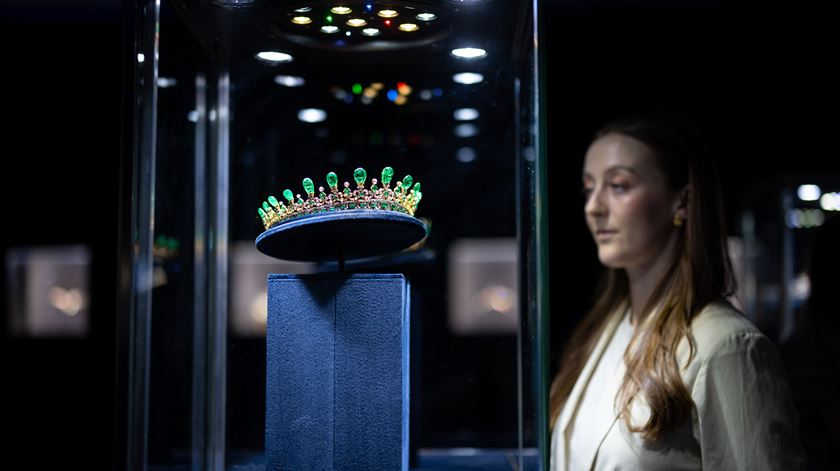 tiara de esmeraldas e diamantes da rainha Vitória projetada pelo príncipe Albert e criada por Joseph Kitching em 1845 Em exposição na Sothebys em Londres para celebrar o Jubileu de Platina de Isabel II do Reino Unido Foto: EPA