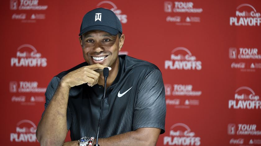Tiger Woods envolvido em acidente seguido de capotamento