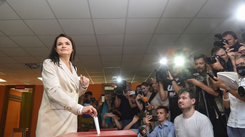 Svetlana Tikhanovskaïa apelou hoje a um escrutínio honesto, após uma campanha marcada pela ascensão surpresa desta rival do Presidente cessante Alexandre Lukachenko. Foto: Marina Seberyakova/EPA.