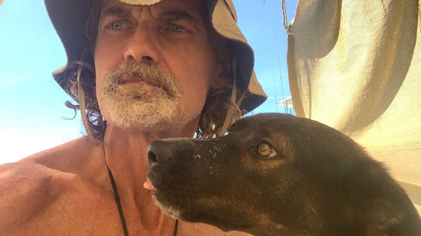 Australiano encontrado vivo com a cadela após três meses à deriva no Pacífico Australiano encontrado vivo com a cadela após três meses à deriva no Pacífico