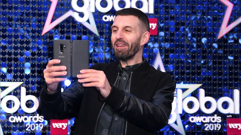 DJ britânico Tim Westwood acusado de violação e agressões sexuais contra sete mulheres