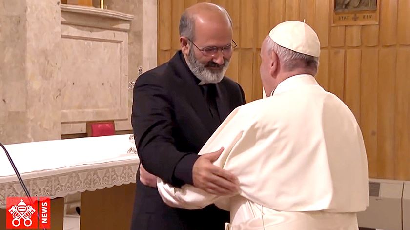 Papa agradece a D. Tolentino Mendonça orientação no retiro quaresmal em Ariccia. Foto: Vatican News