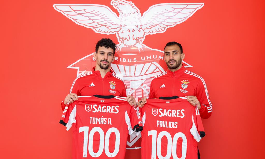 Tomás Araújo e Pavlidis, Benfica, jogo 100. Foto: SLB Tomás Araújo e Pavlidis, Benfica, jogo 100. Foto: SLB