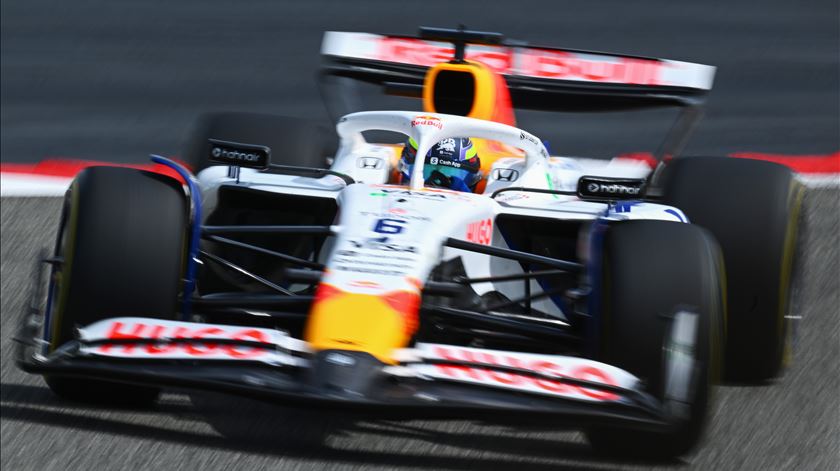 Racing Bulls VCARB 02, o carro de 2025 da segunda equipa da Red Bull, com Yuki Tsunoda e Isack Hadjar (na imagem). Foto: Pirelli