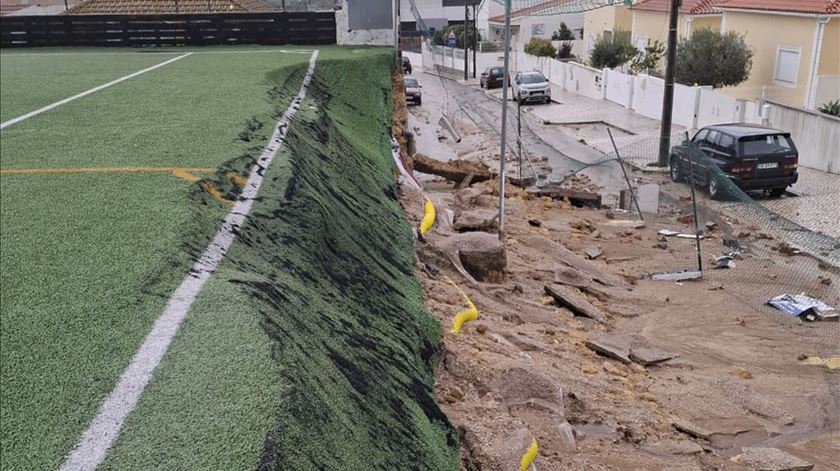 Relvado do Botafogo de Palmeira cedeu com o mau tempo. "Se não nos ajudarem, o clube morre"