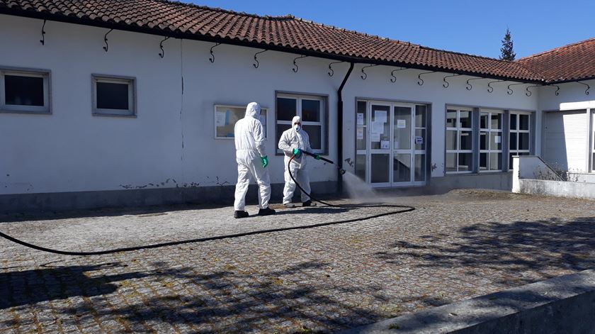 Espaço público desinfetado em Tondela, devido à Covid-19. Foto: Munícipio de Tondela