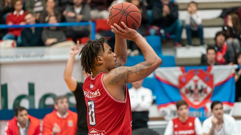 Presidente da Oliveirense refuta acusações de racismo. "Não se passou nada de especial"