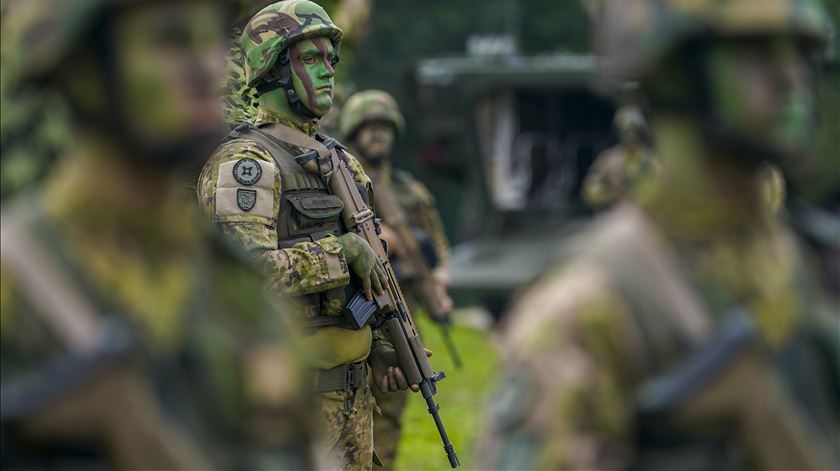 Portugal lidera investigação com têxteis inteligentes para camuflar os soldados do século XXI