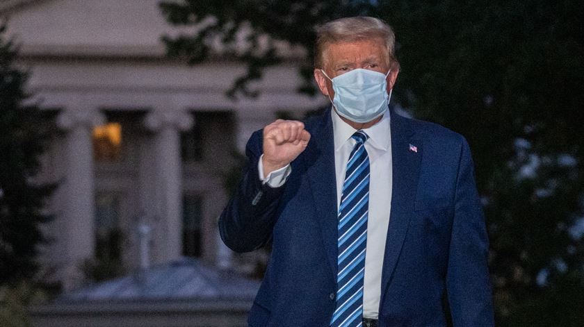 Donald Trump depois de regressar do hospital, onde lhe foi administrado um tratamento da Regeneron. Foto: Ken Cedeno/EPA