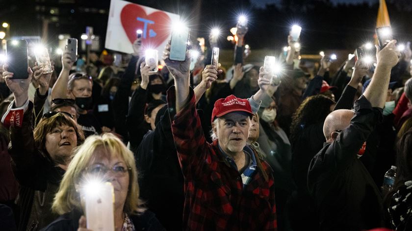 Apoiantes de Trump junto ao hospital militar de Walter Reed onde o presidente dos EUA está internado. Foto: Samuel Corum/EPA