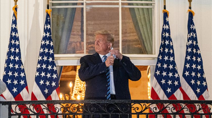 ​Trump deixa hospital e tira máscara na Casa Branca. “Não tenham medo da Covid-19”