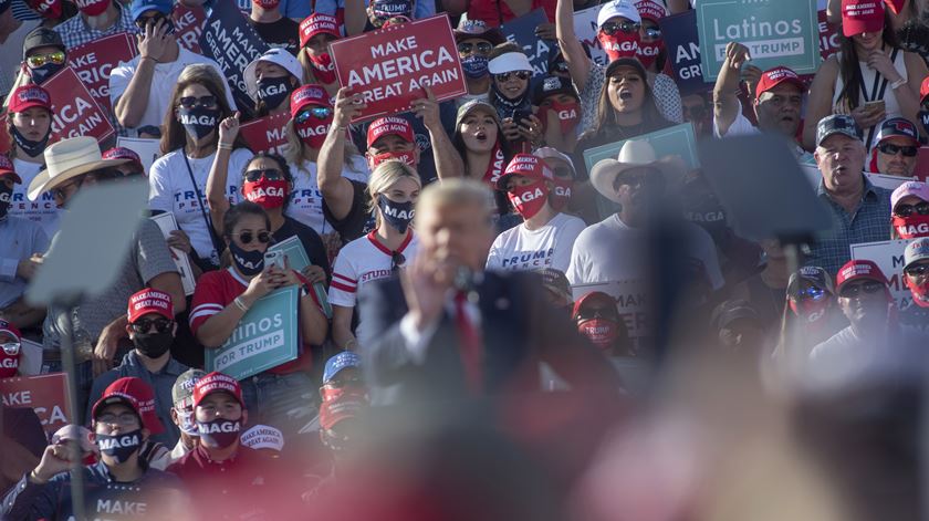 Se os resultados à boca de urna a 3 de novembro derem uma vantagem, mesmo que ligeira, ao atual Presidente, os especialistas temem que Trump reclame que o que vale são esses resultados, aos quais só dias depois serão acrescentados os votos por correspondência, este ano na ordem dos milhões por causa da pandemia. Foto: Rick D