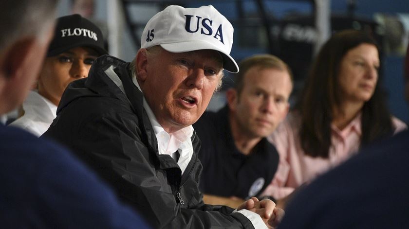 Donald Trump numa reunião para tomar conhecimento das consequências do "Harvey". Foto: Guarda Costeira EUA/EPA