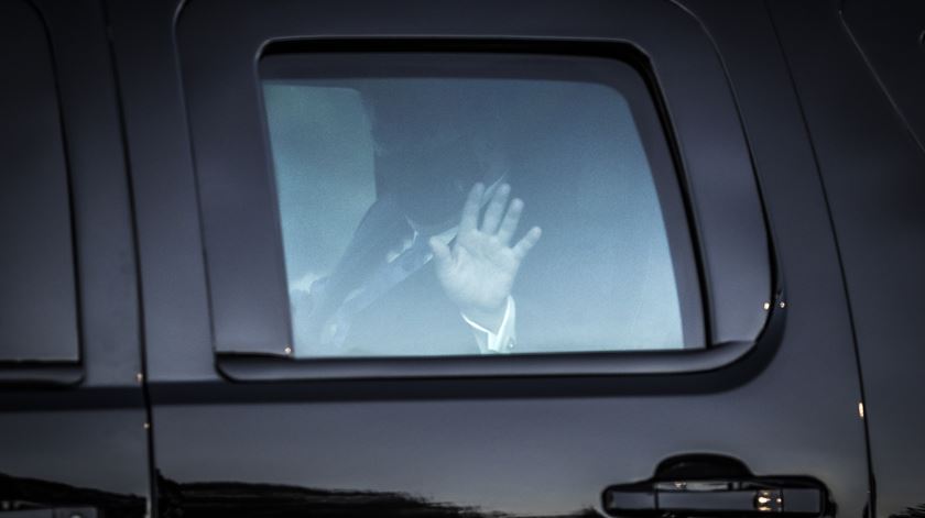 Trump foi transportado para o Hospital Militar Walter Reed na sexta-feira, horas depois de ter sido diagnosticado com Covid-19. Foto: Oliver Contreras/EPA