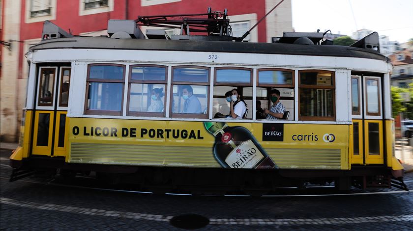 Associação propõe entrega de 'vouchers' de 50 euros aos turistas que passem mais de três noites na cidade. Foto: Tiago Petinga/Lusa