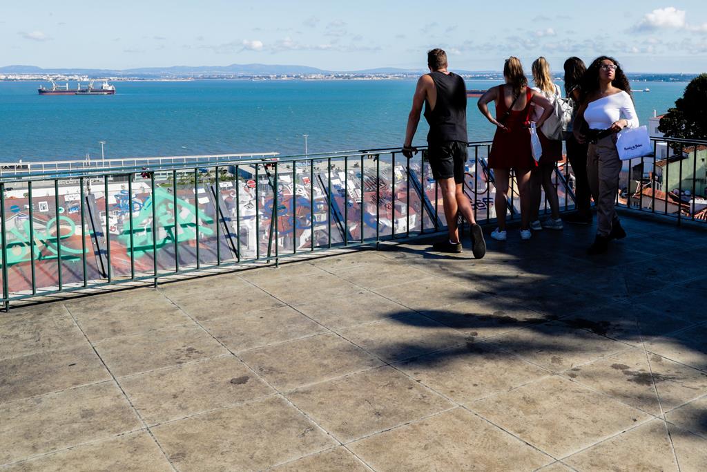 turismo - grupo de turistas num dos miradouros de Alfama em Lisboa Foto: Tiago Petinga/Lusa