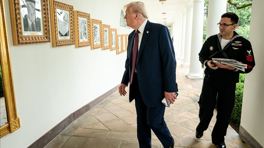 Trump substitui retrato de Biden por foto de uma caneta na Casa Branca Trump substitui retrato de Biden por foto de uma caneta na Casa Branca