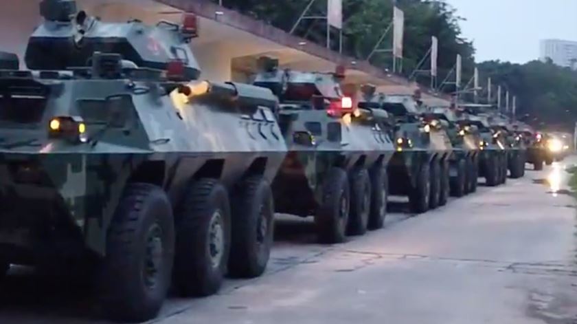 Forças paramilitares chinesas concentram-se na cidade de Shenzhen, perto da fronteira com Hong Kong. Foto: Twitter Global Times