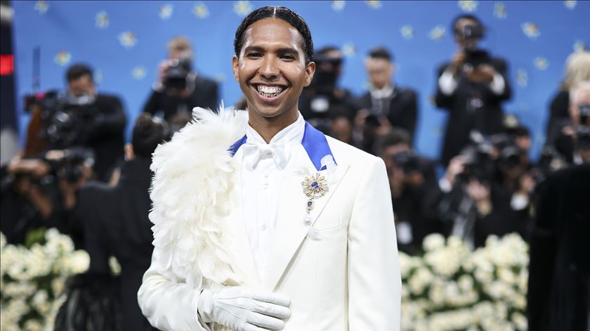 Fotógrafo Tyler Mitchell a desfilar na maior noite da moda, na Met Gala 2025. Foto: Justin Lane/EPA