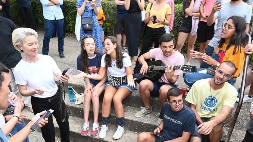 Taizé: Presidente da Comissão Europeia visita comunidade ecuménica e conversa com os jovens