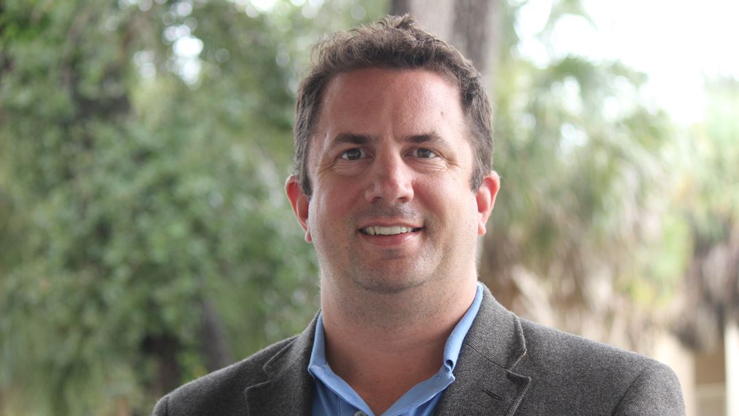 O professor de ciência política da Universidade de Miami, Joseph Usincski, realizou um estudo em março para aferir o impacto que as teorias da conspiração sobre o coronavírus têm na população norte-americana. Foto: DR 