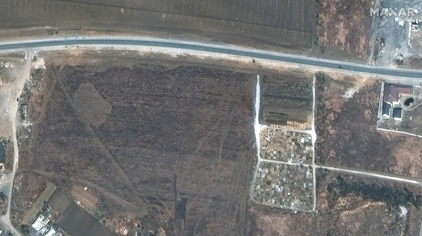 Ucrânia, valas comuns em Manhush, arredores de Mariupol. Foto: Maxar Technologies Handout/EPA (1)