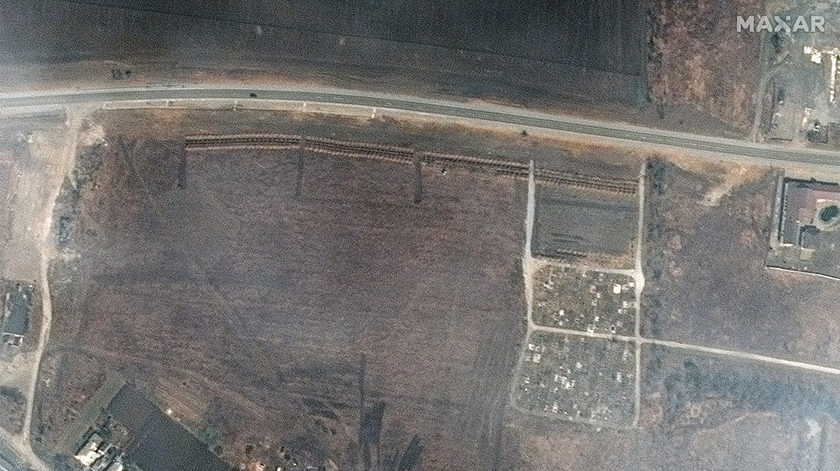 Ucrânia, valas comuns em Manhush, arredores de Mariupol. Foto: Maxar Technologies Handout/EPA (3)