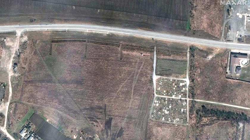 Ucrânia, valas comuns em Manhush, arredores de Mariupol. Foto: Maxar Technologies Handout/EPA (4)