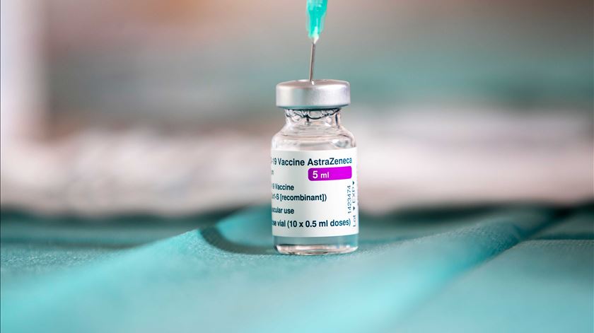 Covid-19. Grupo AstraZeneca anuncia novos atrasos na entrega da vacina à União Europeia