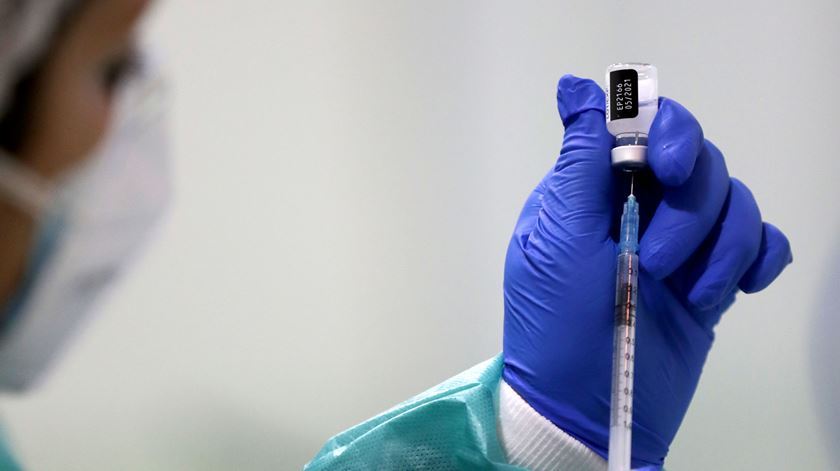 Covid-19: Portugal tem dois casos de fenómenos tromboembólicos, um com a vacina AstraZeneca