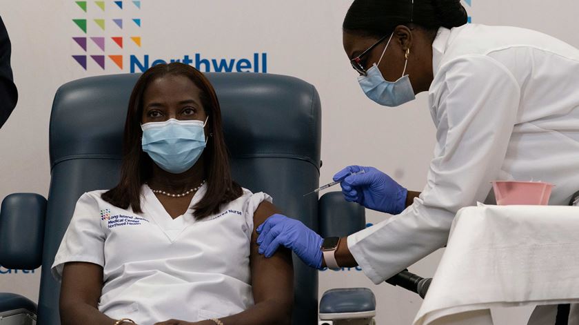 Enfermeira de Nova Iorque torna-se primeira pessoa a receber vacina nos EUA