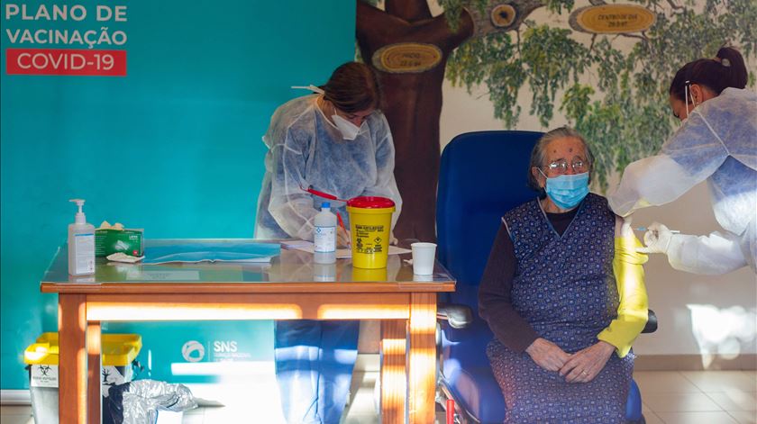 Mais de 70 mil pessoas já receberam primeira dose da vacina em Portugal