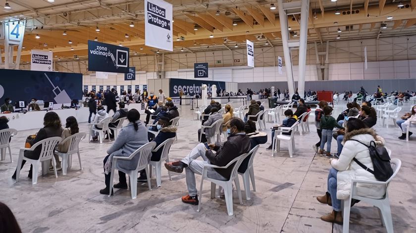 Governo prepara-se para reduzir centros de vacinação Covid